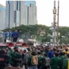 BEM Seluruh Indonesia Lakukan Demo, PB SEMMI Beri Respon Tegas! (Demo BEM SI di Patung Kuda, Monas.( FOTO: Chelsea/GenPI.co)