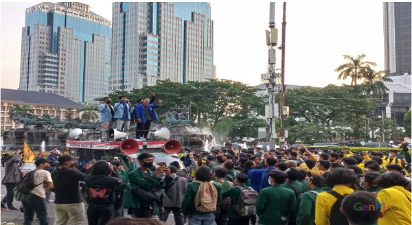 BEM Seluruh Indonesia Lakukan Demo, PB SEMMI Beri Respon Tegas! (Demo BEM SI di Patung Kuda, Monas.( FOTO: Chelsea/GenPI.co)