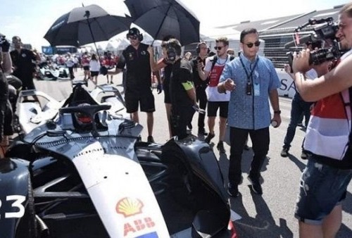 Heboh Pawang Hujan Mandalika, Formula E Isyaratkan Enggan Gunakan Jasa Pawang Hujan (Foto: Anies Baswedan (batik biru) melihat mobil listrik di lintasan balap Formula E di Brooklyn, New York. -Instagram/@aniesbaswedan)