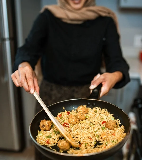 Bahaya Makan Nasi Goreng Setiap Hari Dengan Kerupuk! Wajib Tahu (ilustrasi masak nasi goreng)