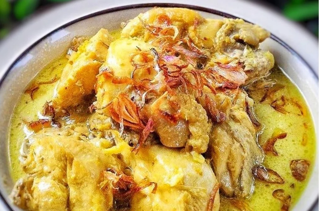 Resep Opor Ayam Kuning dan Putih, Lengkap Bersama Asal-Usulnya