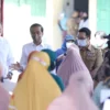 Gubernur Jawa Barat Ridwan Kamil saat mendampingi Presiden RI Joko Widodo membagikan Bantuan Langsung Tunai kompensasi minyak goreng dan bantuan modal usaha kepada para pedagang di Kota Cirebon, Rabu (13/4/2022). (Foto: Aldien/Biro Adpim Jabar)