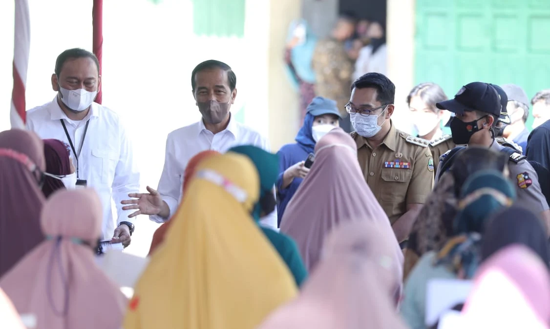 Gubernur Jawa Barat Ridwan Kamil saat mendampingi Presiden RI Joko Widodo membagikan Bantuan Langsung Tunai kompensasi minyak goreng dan bantuan modal usaha kepada para pedagang di Kota Cirebon, Rabu (13/4/2022). (Foto: Aldien/Biro Adpim Jabar)