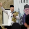 Gubernur Jawa Barat Ridwan Kamil saat mendampingi Presiden RI Joko Widodo melakukan kunjungan kerja beraudiensi dengan nelayan, di Pasar Ikan Selo Pengantin Desa Bandengan, Kecamatan Mundu, Kabupaten Cirebon, Rabu (13/4/2022). (Foto: Rusman/Biro Pers Sekretariat Presiden)