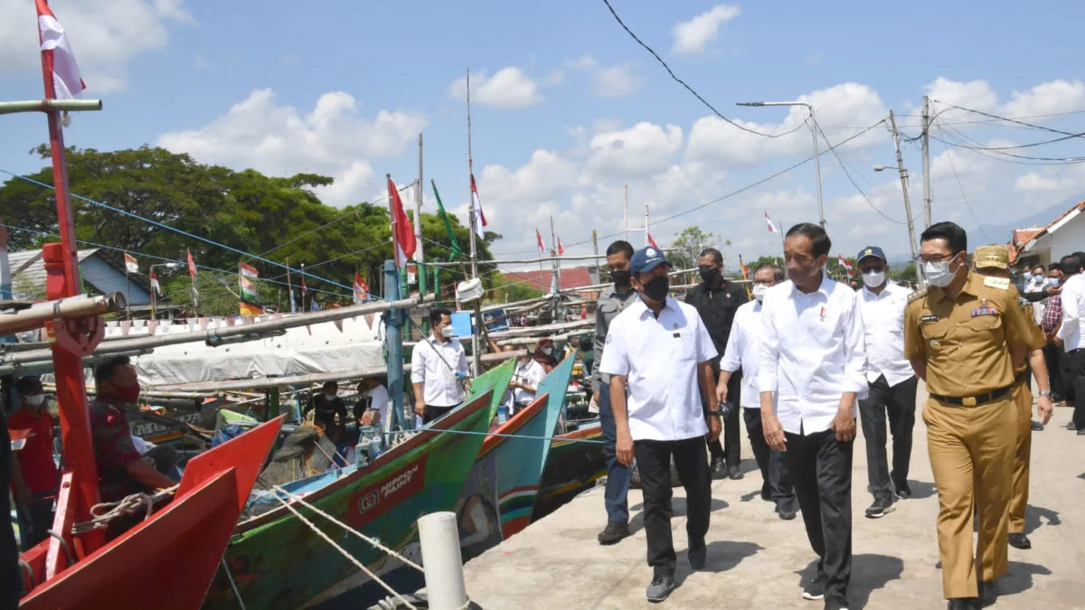 Gubernur Jawa Barat Ridwan Kamil saat mendampingi Presiden RI Joko Widodo melakukan kunjungan kerja beraudiensi dengan nelayan, di Pasar Ikan Selo Pengantin Desa Bandengan, Kecamatan Mundu, Kabupaten Cirebon, Rabu (13/4/2022). (Foto: Rusman/Biro Pers Sekretariat Presiden)