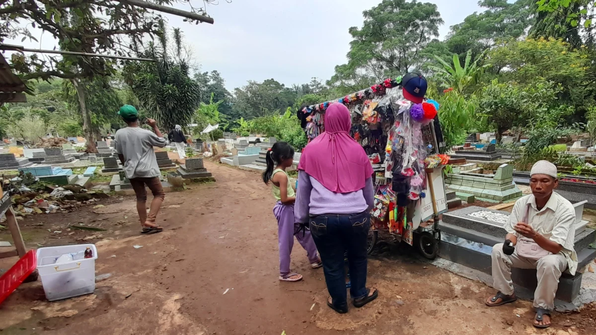 Jelang Puasa TPU di Subang Ramai Dikunjungi Peziarah, Pedagang hingga Kuncen Kecipratan Berkah