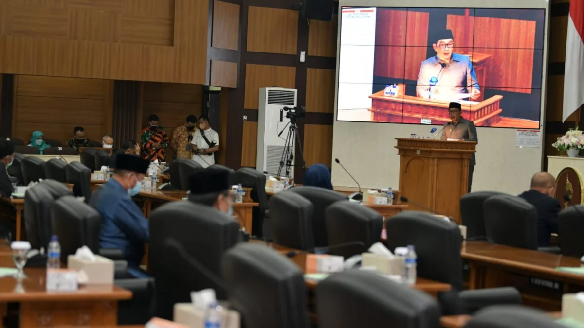 Gubernur Jawa Barat saat menghadiri rapat paripurna pengesahan Perda Desa Wisata di Gedung DPRD Jabar, Jalan Diponegoro, Kota Bandung, Jumat (25/3/2022).