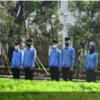 Wakil Gubernur Jawa Barat Uu Ruzhanul Ulum berdialog dengan warga di Pesantren Miftahul Huda Desa Sukarapih, Kecamatan Tambelang, Kabupaten Bekasi, Selasa (12/4/2022).