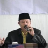 Duta Pasar Rakyat Jawa Barat Atalia Praratya Ridwan Kamil (kiri) saat mempromosikan Live Shopping di Pasar Cihapit, Kota Bandung, Selasa (12/4/2022).