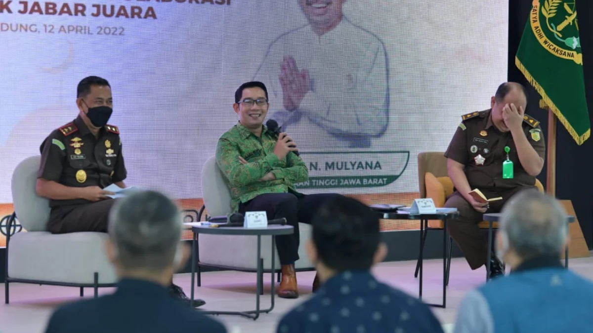 Gubernur Jawa Barat Ridwan Kamil (tengah) saat menghadiri acara Ngabuburit Bareng Kajati tentang Peningkatan Penggunaan Produk Dalam Negeri di Kantor Kejaksaan Tinggi Jabar, Kota Bandung, Selasa (12/4/2022). (Foto: Adam Sarja/Biro Adpim Jabar)