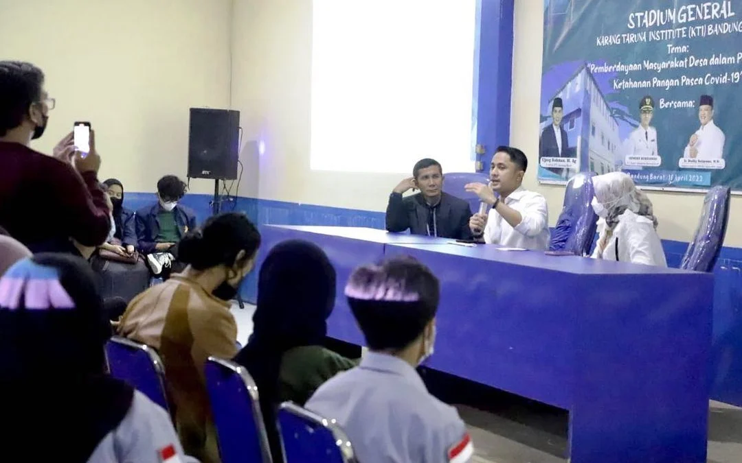 DISKUSI: Plt Bupati Bandung Barat HengkyKurniawan saat Diskusi bersama Karang Taruna Kabupaten Bandung Barat. IST