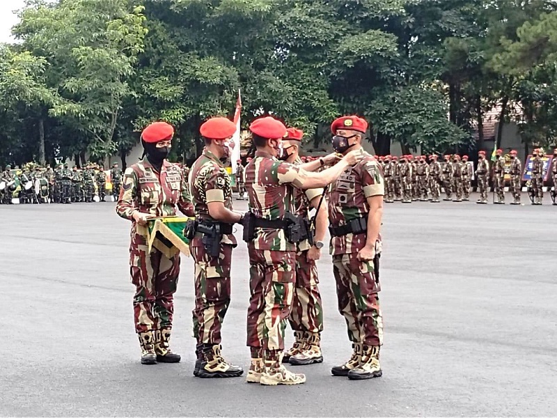 SERTIJAB: Serah terima jabatan Komandan Pusdiklatpassus Kopassus Brigjen TNI Thevi A Zebua kepada Kol. Inf. Agus Sasmita di Lapang Hitam Kesatrian Idjon djambi Batujajar, Kabupaten Bandung Barat, Selasa (19/4). IST