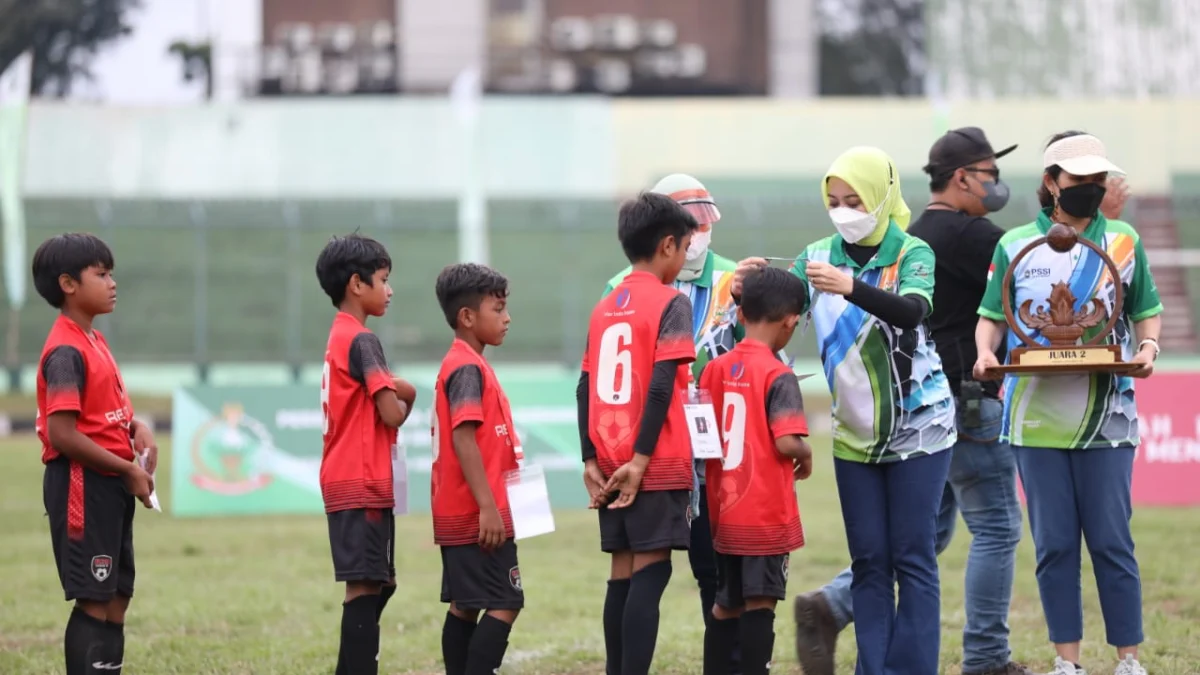 Ketua TP-PKK Provinsi Jawa Barat Atalia Praratya Kamil menghadiri Penutupan Turnamen Sepak Bola SSB U-10 Piala Ketua Persit Kartika Chandra Kirana Daerah III/Siliwangi se-Jabar di Stadion Siliwangi, Kota Bandung, Minggu (27/3/2022). (Foto: Rizal FS/Biro Adpim Jabar)