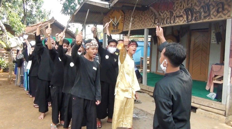 NGABUBURIT: Puluhan remaja bersiap untuk membersihkan makam dan tempat umum lainnya, dalam rangka Ngabuburit jelang berbuka puasa. EKO SETIONO/PASUNDAN EKSPRES