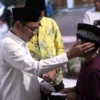 KUNJUNGAN: Ketua Umum Partai Golkar Airlangga Hartarto saat mengunjungi Pesantren Al-Alim Mandalamukti Cikalongwetan Kabupaten Bandung Barat. EKO SETIONO/PASUNDAN EKSPRES