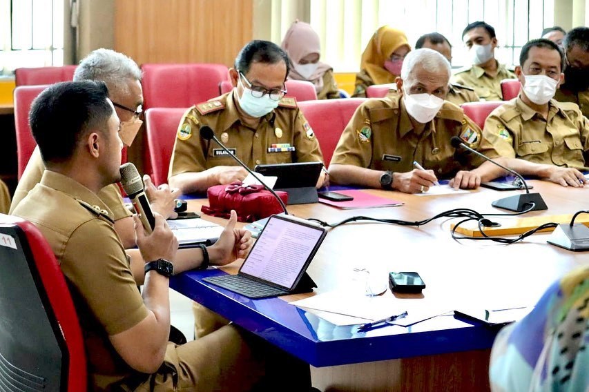 RAKOR: Bupati Bandung Barat Hengky Kurniawan memimpin rapat kerja pimpinan di hari pertama kerja bulan suci Ramadhan. IST