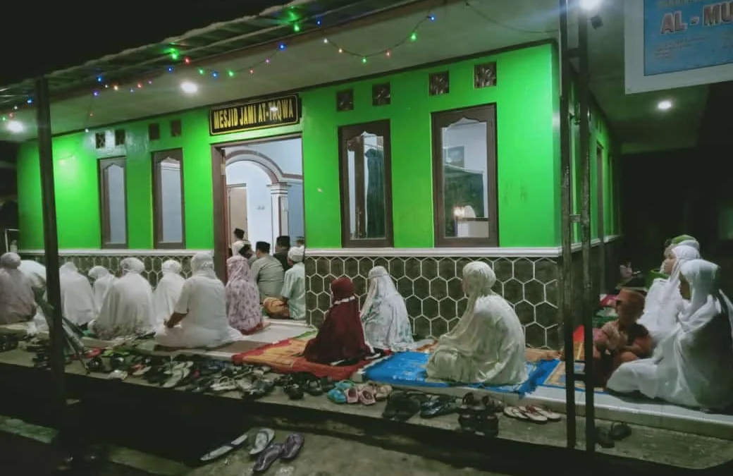 Warga Subang Antusias Langsungkan Tarawih Pertama