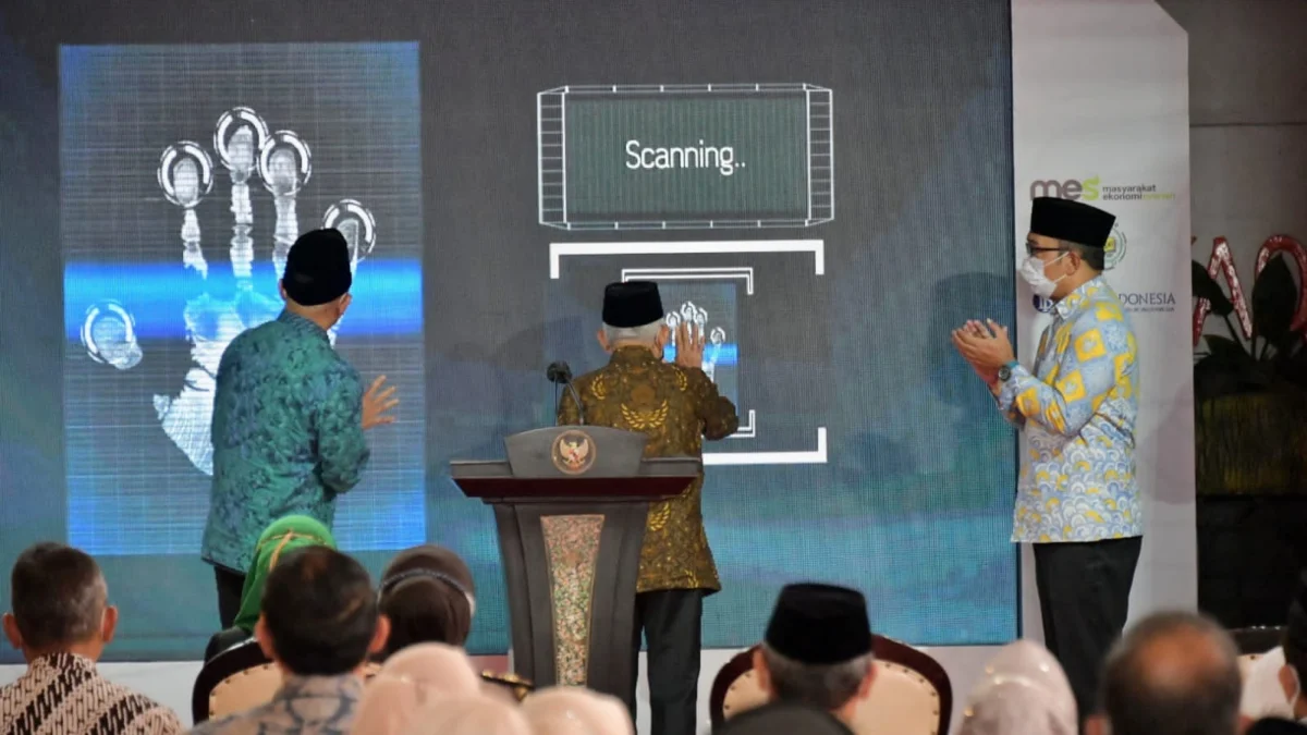 Gubernur Jawa Barat Ridwan Kamil mendamping Wakil Presiden Ma'ruf Amin saat korporatisasi pertanian digital di Pondok Pesantren Al-Ittifaq di Kecamatan Rancabali, Kabupaten Bandung, Selasa (22/3/2022).