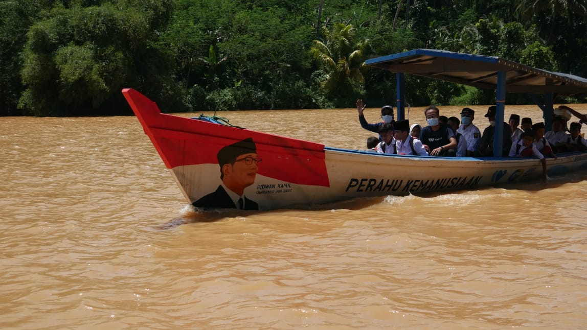 Ridwan Kamil Berikan Bantuan ‘Perahu Kemanusiaan’ untuk Antar Siswa Seberangi Sungai Berhabitat Buaya di Kabupaten Sukabumi