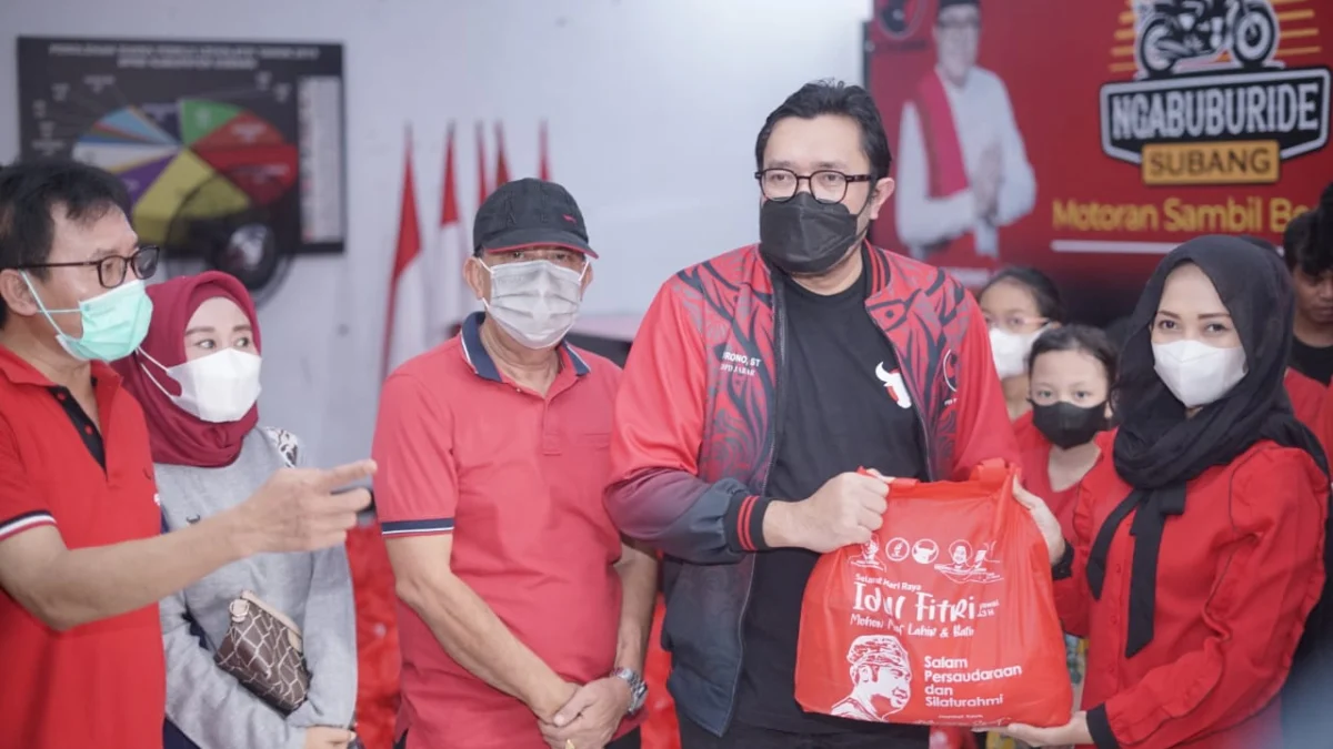 Jas Merah! Bang Ara Bagikan Paket Sembako, Disambut Gembira Kader PDIP di Subang