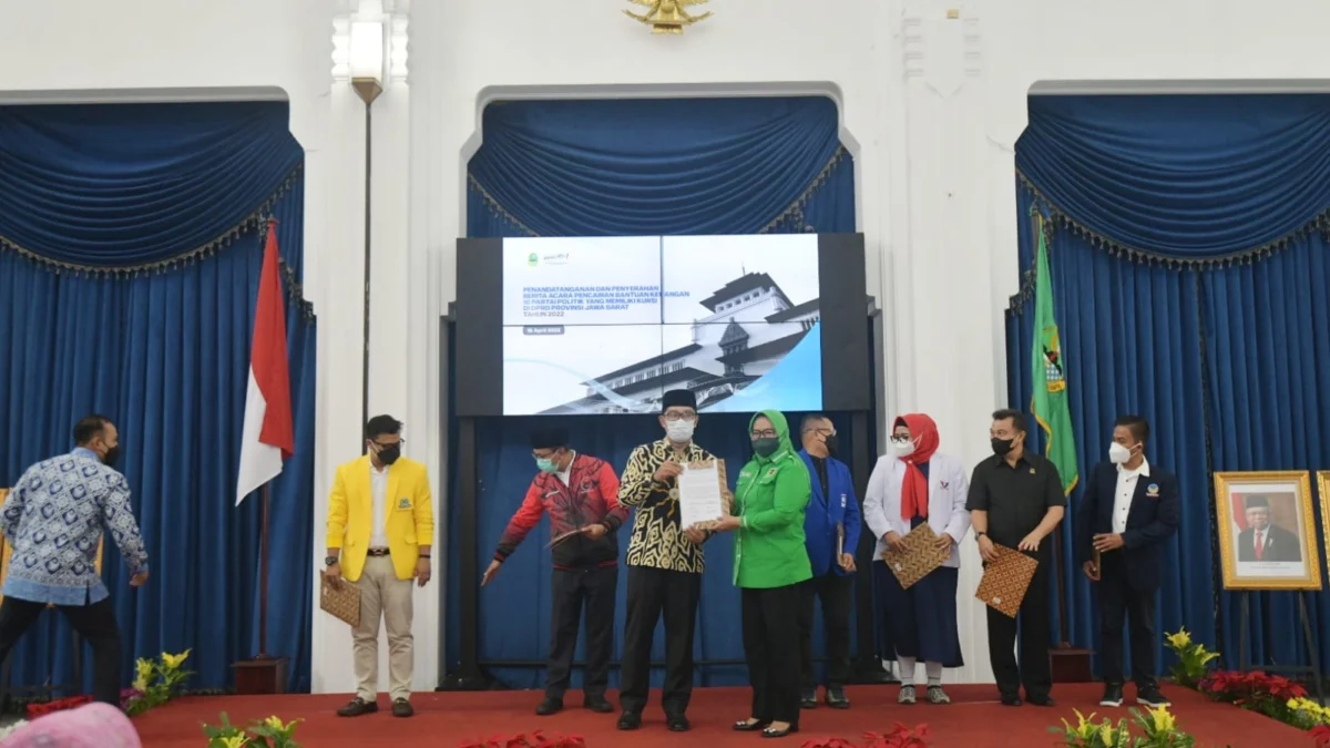 Ridwan Kamil Serahkan Bantuan untuk 10 Parpol Sebesar Rp 55 Miliar  