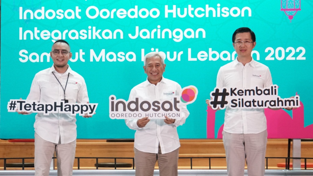 Kiri ke kanan : 1. Steve Saerang (SVP-Head of Corporate Communications) 2. Muhammad Danny Buldansyah (Director & Chief Regulatory Officer), 3. Agus Sulistio : (SVP-Head of Network Operations)