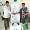 Raja Salman Bagikan Paket Sembako ke 150 Kepala Keluarga Mustahik di Subang