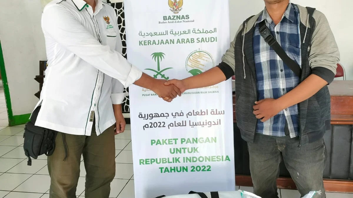 Raja Salman Bagikan Paket Sembako ke 150 Kepala Keluarga Mustahik di Subang