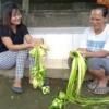 Lebaran Sebentar Lagi, Masyarakat Sudah Mulai Buat Selongsong Ketupat 