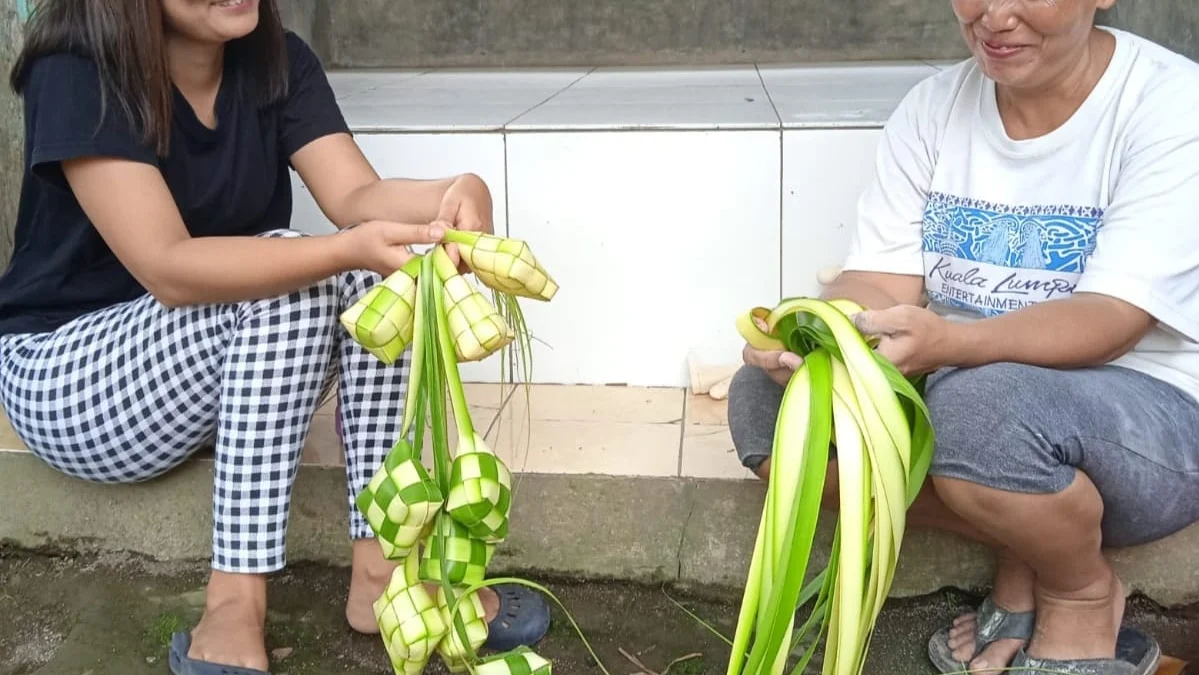 Lebaran Sebentar Lagi, Masyarakat Sudah Mulai Buat Selongsong Ketupat 