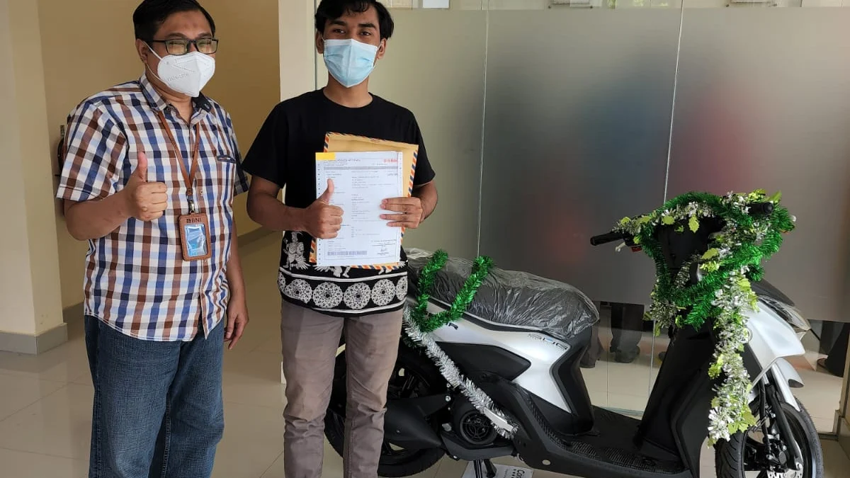 Nasabah Tabungan BNI Prakerja di Purwakarta Dapat 1 Unit Sepeda Motor ADAM SUMARTO/PASUNDAN EKSPRES SERAHKAN HADIAH. Prosesi penyerahan hadiah program spinning wheel BNI Prakerja kepada nasabah Tabungan BNI Prakerja yang beruntung.