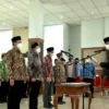 PELANTIKAN: Pelaksana Tugas (Plt) Bupati Bandung Barat, Hengky Kurniawan ketika melantik Pimpinan Baznas Kab. Bandung Barat di Lantai 3 Gedung Utama Komplek Pusat Perkantoran Pemerintah Kab. Bandung Barat, Senin (18/4). IST