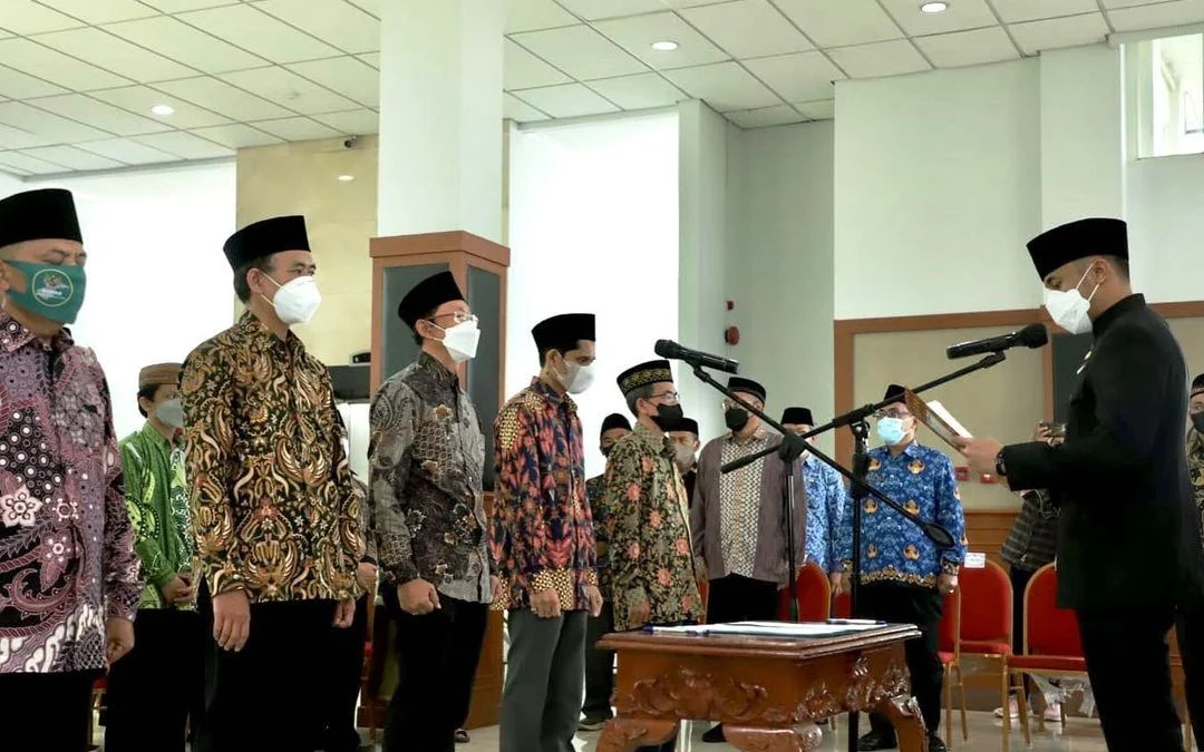 PELANTIKAN: Pelaksana Tugas (Plt) Bupati Bandung Barat, Hengky Kurniawan ketika melantik Pimpinan Baznas Kab. Bandung Barat di Lantai 3 Gedung Utama Komplek Pusat Perkantoran Pemerintah Kab. Bandung Barat, Senin (18/4). IST