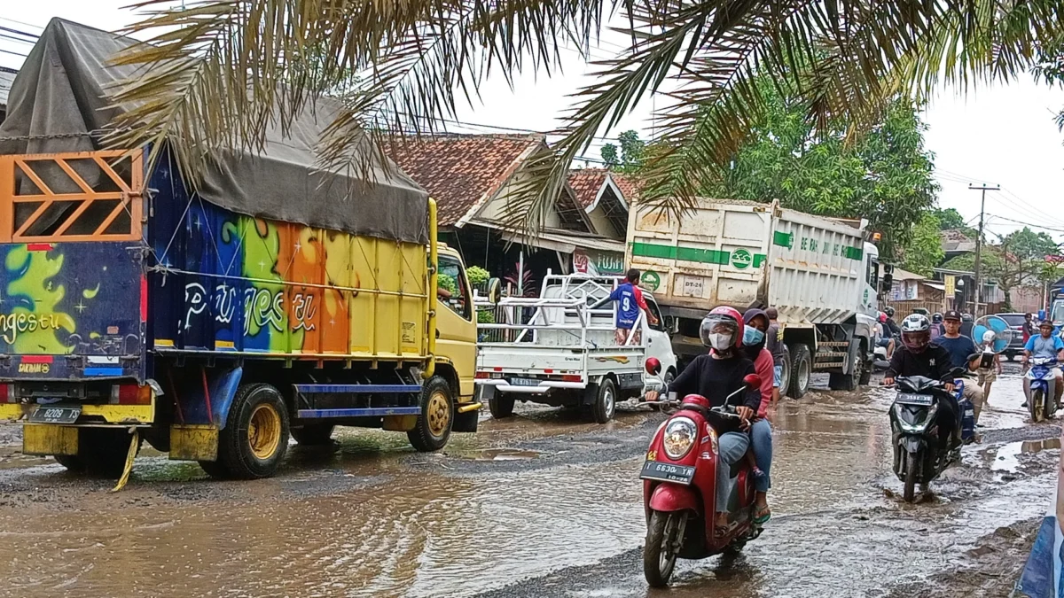 Respon Keluhan Warga, Gubernur Tegaskan Akan Perbaiki Jalan Rusak