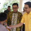 PERESMIAN: Ketua DPD Partai Golkar Jawa Barat Ace Hasan Syadzily saat peresmian Program Keserasian Sosial Forum Keserasian Semangat Karya dan Santunan Anak Yatim di Soreang Kabupaten Bandung, Selasa (26/4). EKO SETIONO/PASUNDAN EKSPRES