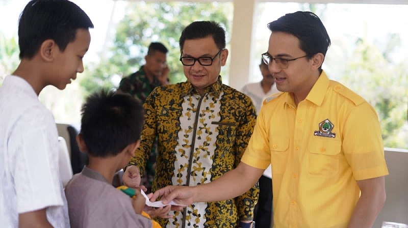 PERESMIAN: Ketua DPD Partai Golkar Jawa Barat Ace Hasan Syadzily saat peresmian Program Keserasian Sosial Forum Keserasian Semangat Karya dan Santunan Anak Yatim di Soreang Kabupaten Bandung, Selasa (26/4). EKO SETIONO/PASUNDAN EKSPRES