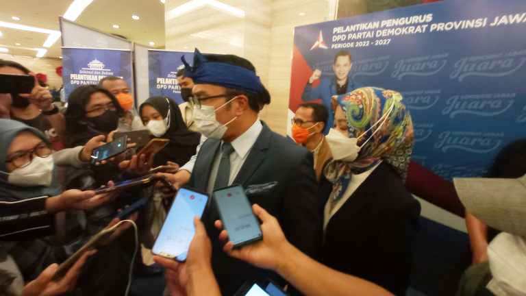 DIWAWANCARAI: Gubernur Jawa Barat, Ridwan Kamil data ditanya kepastian pelantikan Yana Mulyana sebagai Wali Kota Definitif. JABAR EKSPRES