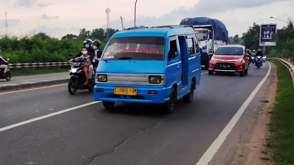 USEP SAEPULOH/PASUNDAN EKSPRES ILUSTRASI: Mobil angkot di Karawang mengeluhkan odong-odong yang berkeliaran.