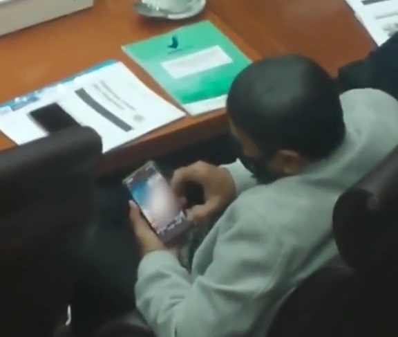 Viral, Anggota DPR RI Diduga Asik Nonton Video Porno di HP saat Sedang Rapat