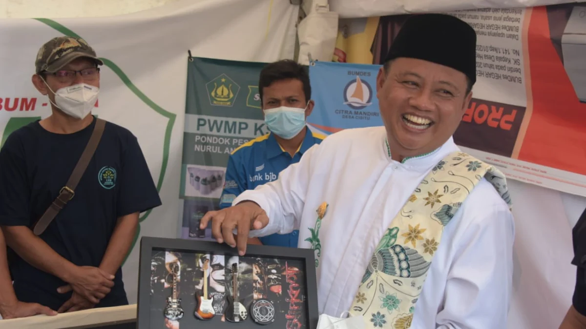 Wakil Gubernur Jawa Barat Uu Ruzhanul Ulum saat menghadiri Peresmian Gebyar Desa dan Peluncuran BUMDes Menjadi Bank Desa di Desa Wanajaya Kecamatan Wanaraja Kabupaten Garut, Senin (28/3/2022). (Foto: Biro Adpim Jabar)