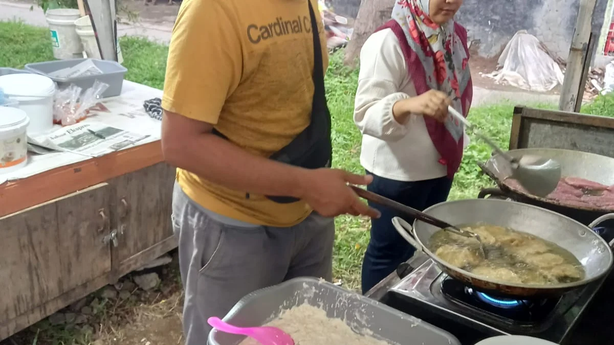 LEGENDARIS: Cireng Mamah Enen berwarna merah gorengan legendaris di Kasomalang. VERRY KUSWANDI/PASUNDAN EKSPRES