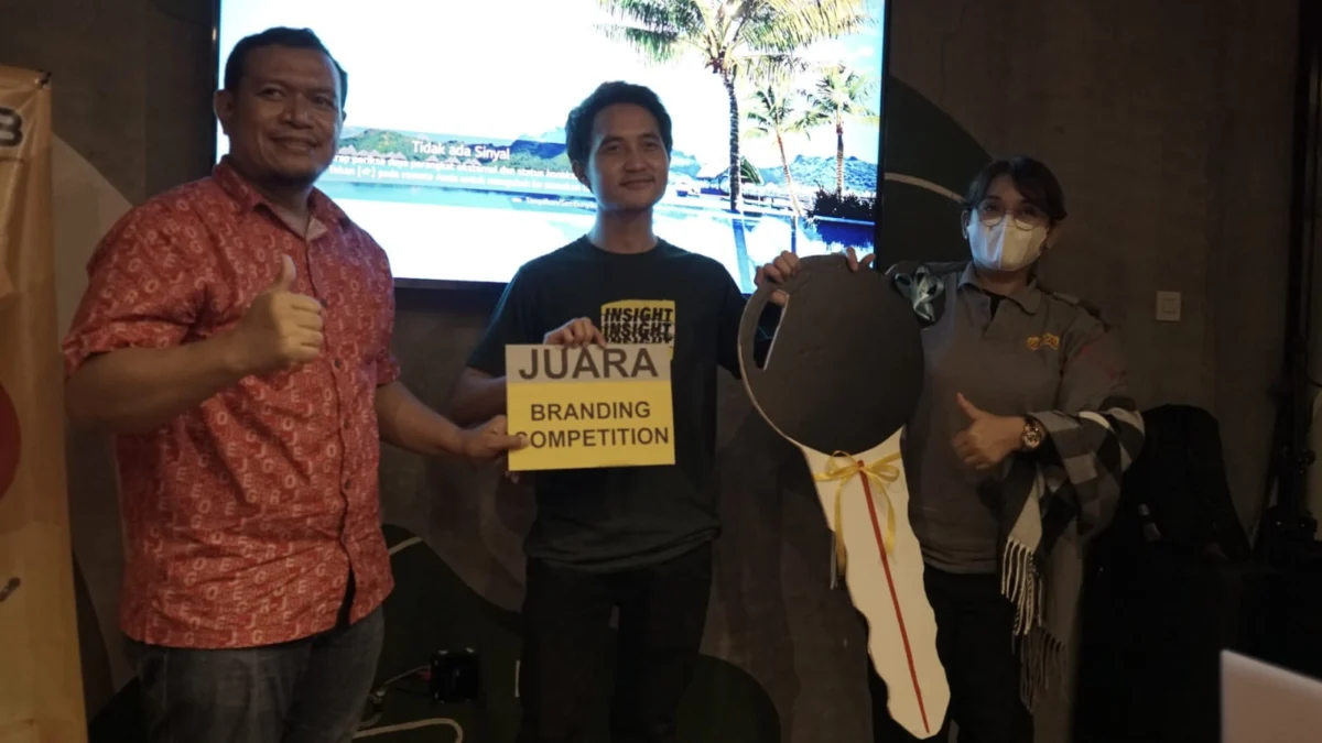 VP Head of Sales West Java Area Indosat Ooredoo Hutchison Waskito Budi Susetyo (kiri) beserta VP Head of Regional GTM & Trade Mkt Central & West Java Region Penny Anggraeni Florentina (kanan) berfoto bersama salah seorang mitraoutlet.