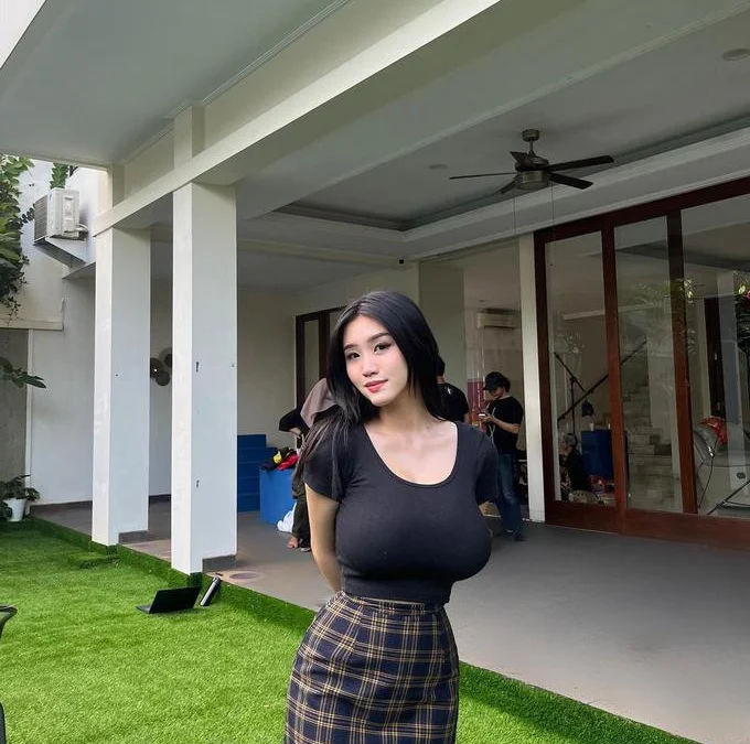 Sering Dijuluki Pemersatu Bangsa, Anastasya Khosasih Tampak Menawan Pakai Baju Hitam (Foto: IG : anastasyakh)