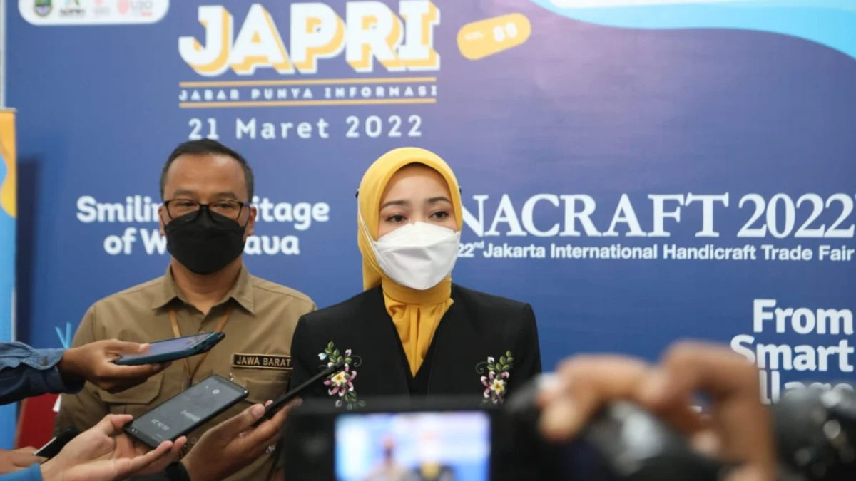 Ketua Dekranasda Jawa Barat Atalia Praratya Kamil menerangkan kesiapan Jabar dalam event Inacraft 2022 saat acara Japri di Gedung Sate, Senin (21/3/2022). Inacraft 2022 akan diselenggarakan di Balai Sidang Jakarta Convention Center (JCC) 23-27 Maret 2022.