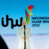 Ketua Dewan Kerajinan Nasional Daerah (Dekranasda) Provinsi Jawa Barat Atalia Praratya Kamil saat membuka Indonesia Hijab Walk (IHW) 2022 di The Trans Luxury Hotel, Kota Bandung, Jumat (25/3/2022). (Foto: Biro Adpim Jabar)