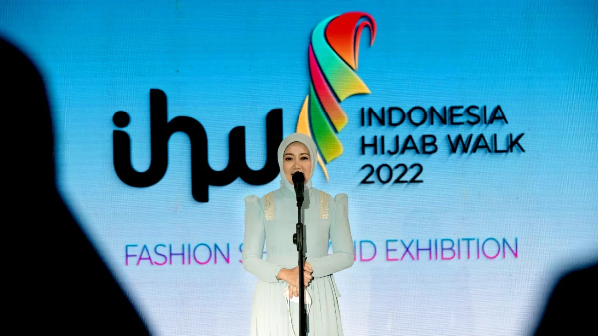 Ketua Dewan Kerajinan Nasional Daerah (Dekranasda) Provinsi Jawa Barat Atalia Praratya Kamil saat membuka Indonesia Hijab Walk (IHW) 2022 di The Trans Luxury Hotel, Kota Bandung, Jumat (25/3/2022). (Foto: Biro Adpim Jabar)