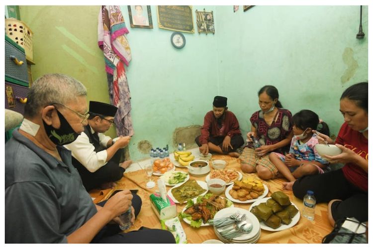 Kicauan Burung Lovebird Warnai Buka Puasa Ridwan Kamil di Rumah Warga Bandung