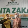 CINTA ZAKAT. Bupati Purwakarta Anne Ratna Mustika (kanan) dan Ketua Baznas Purwakarta Rika Ristiawati berfoto bersama dalam gerakan Cinta Zakat Menyejahterakan Umat.