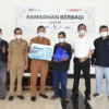 RAMADHAN BERBAGI: Direktur Keuangan, Manajemen Risiko dan SDM PT Dahana, Ahyanizzaman menyerahkan sembako secara simbolis di Bale Dahana, Selasa (26/4). DADAN RAMDAN/PASUNDAN EKSPRES