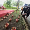 Gubernur Jawa Barat Ridwan Kamil saat menyatukan tanah dan air dari 27 kabupaten/kota di Gedung Sate Bandung, Sabtu (13/2/2022). (Foto-foto: Pipin Sauri/Biro Adpim Jabar)